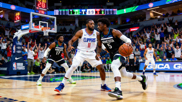 NBA洛杉矶快船对阵明尼苏达森林狼比赛画面